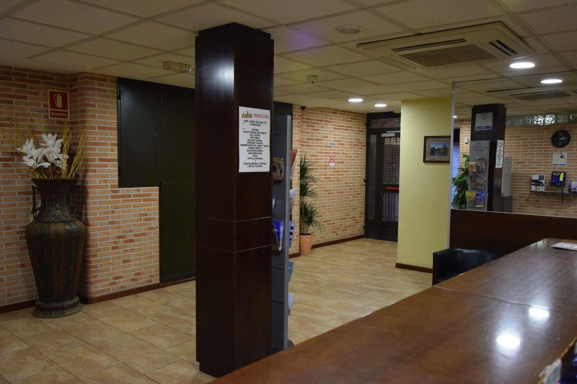 Hotel Complutense 2*
